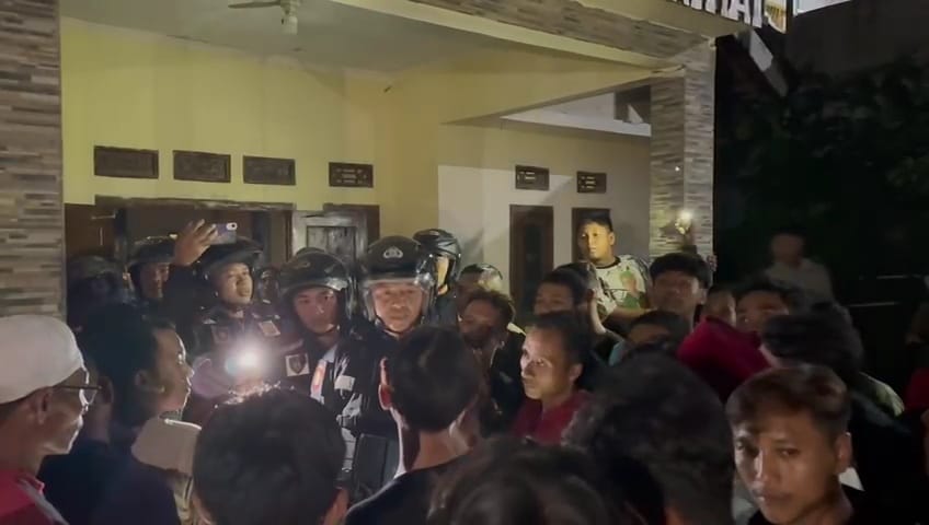 Aksi pencurian yang satu ini bisa dibilang zonk total. Ceritanya ada seorang pria yang diduga telah mencuri ponsel, tapi malah membuka jalan bagi polisi dan warga untuk membongkar identitasnya sendiri lewat siaran langsung di TikTok. Ponsel curian itu ternyata digunakan untuk live streaming dengan akun si pemilik aslinya yang tidak lain korban yang ponselnya telah dicuri. Insiden ini terjadi di Kampung Darieung, Desa Cikiray, Kecamatan Cikidang.
