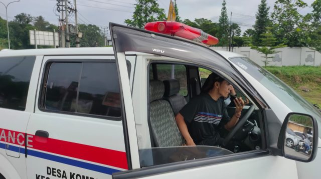 Penumpang di mobil ambulans milik Pemerintah Desa Kompa Kecamatan Parungkuda Kabupaten Sukabumi yang diberhentikan personil Polres Sukabumi di Gerbang Exit Tol Parungkuda mengaku ambulans yang mereka tumpangi bukan untuk dipakai ke lokasi wisata, tapi untuk membesuk ke RSUD Sekarwangi Cibadak.