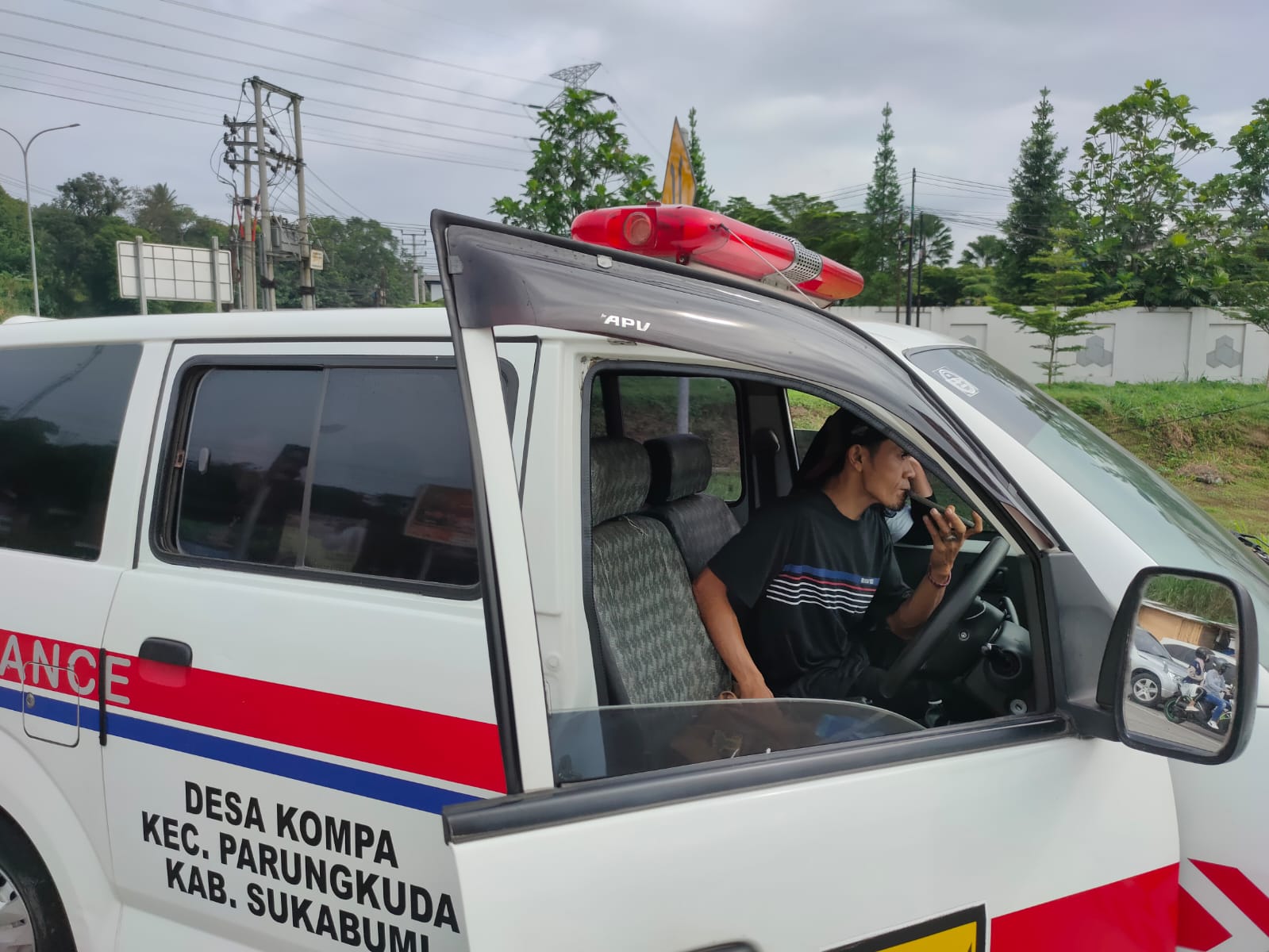 Penumpang di mobil ambulans milik Pemerintah Desa Kompa Kecamatan Parungkuda Kabupaten Sukabumi yang diberhentikan personil Polres Sukabumi di Gerbang Exit Tol Parungkuda mengaku ambulans yang mereka tumpangi bukan untuk dipakai ke lokasi wisata, tapi untuk membesuk ke RSUD Sekarwangi Cibadak.