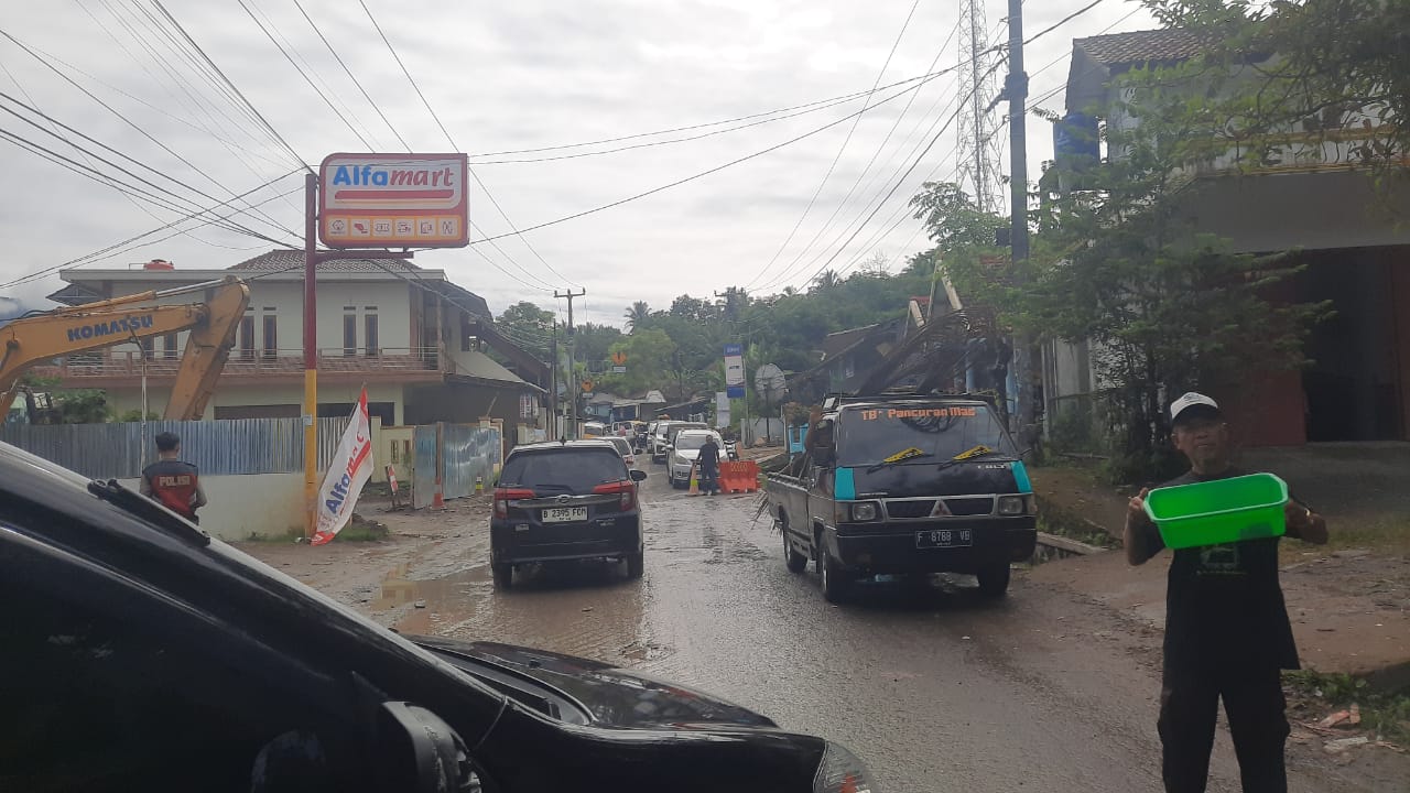 Arus lalu lintas di sekitar Jembatan Alternatif Bojong Kopo mengalami antrean panjang pada H+3 Lebaran 2025.