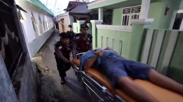 Di tengah kesibukan arus lalu lintas yang padat pada Sabtu (5/4/2025) sore, dua anggota Satuan Samapta Polres Sukabumi menunjukkan kepedulian luar biasa kepada masyarakat.