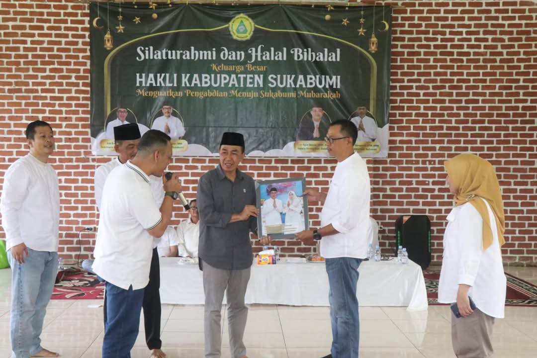   Sekretaris Daerah (Sekda) Kabupaten Sukabumi, Ade Suryaman, menghadiri acara Silaturahmi Keluarga Besar Himpunan Ahli Kesehatan Lingkungan (HAKLI) Kabupaten Sukabumi yang berlangsung di De Tani Waterpark Sukaraja, Minggu (27/4/2025). Acara ini menjadi momentum penting untuk mempererat hubungan antaranggota HAKLI serta memperkuat semangat pelayanan kepada masyarakat. Ketua HAKLI Kabupaten Sukabumi, Ujang Soleh Suryaman, dalam sambutannya menekankan pentingnya menjaga etos kerja dan kedisiplinan dalam memberikan layanan publik.