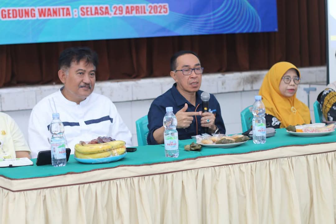 Sekretaris Daerah Kabupaten Sukabumi, Ade Suryaman, membuka Rapat Koordinasi Kabupaten/Kota Sehat (KKS) Tahun 2025 yang digelar di Gedung Wanita Sukabumi, Selasa (29/04/2025). Rakor ini menjadi langkah strategis untuk mempersiapkan Kabupaten Sukabumi menghadapi penilaian KKS 2025 sekaligus memperkuat komitmen bersama dalam mencapai hasil terbaik.