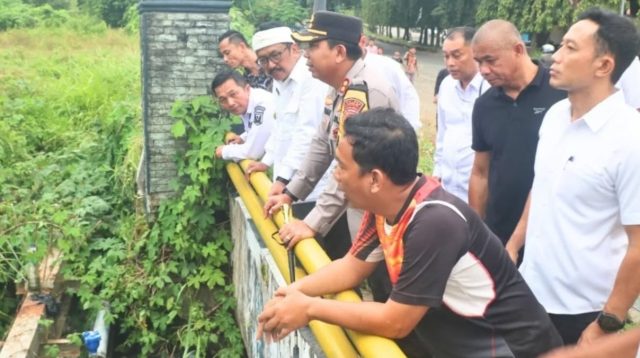 Hujan deras yang mengguyur Palabuhanratu pada Sabtu (19/4/25) selama hampir tiga jam menyebabkan banjir besar yang merendam permukiman, merusak fasilitas umum, dan bahkan menghanyutkan rumah warga. Menyikapi bencana ini, Bupati Sukabumi H. Asep Japar langsung turun ke lapangan untuk melihat kondisi sebenarnya di lokasi terdampak. Didampingi Kapolres Sukabumi AKBP Samian, para pejabat daerah, dan Camat Palabuhanratu, Asep Japar menyusuri area banjir di Kampung Cangehgar 2—termasuk RT 01 RW 03, RW 02, dan RW 03—serta sepanjang aliran Sungai Lapang Cangehgar pada Rabu (23/4/25). Dalam tinjauannya, Asep Japar mengungkap penyebab utama banjir yang melanda kawasan tersebut pendangkalan sungai. "Kondisi sungainya memang sudah dangkal, jadi harus segera dilakukan pengerukan,"tegas Bupati.