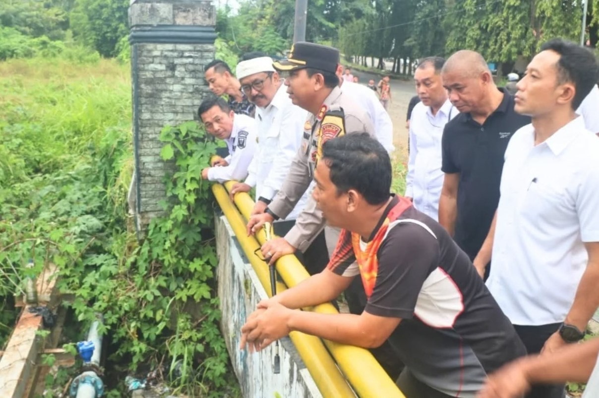 Hujan deras yang mengguyur Palabuhanratu pada Sabtu (19/4/25) selama hampir tiga jam menyebabkan banjir besar yang merendam permukiman, merusak fasilitas umum, dan bahkan menghanyutkan rumah warga. Menyikapi bencana ini, Bupati Sukabumi H. Asep Japar langsung turun ke lapangan untuk melihat kondisi sebenarnya di lokasi terdampak. Didampingi Kapolres Sukabumi AKBP Samian, para pejabat daerah, dan Camat Palabuhanratu, Asep Japar menyusuri area banjir di Kampung Cangehgar 2—termasuk RT 01 RW 03, RW 02, dan RW 03—serta sepanjang aliran Sungai Lapang Cangehgar pada Rabu (23/4/25). Dalam tinjauannya, Asep Japar mengungkap penyebab utama banjir yang melanda kawasan tersebut pendangkalan sungai. "Kondisi sungainya memang sudah dangkal, jadi harus segera dilakukan pengerukan,"tegas Bupati.