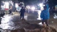 Palabuhanratu, Kabupaten Sukabumi, kembali diterjang banjir usai diguyur hujan deras pada Sabtu (19/4/2025) sore. Hujan yang berlangsung selama hampir tiga jam, mulai pukul 17.30 hingga 20.15 WIB, menyebabkan genangan air di sejumlah titik yang cukup parah. Kawasan pemukiman, fasilitas umum, hingga jalan utama ikut terdampak.