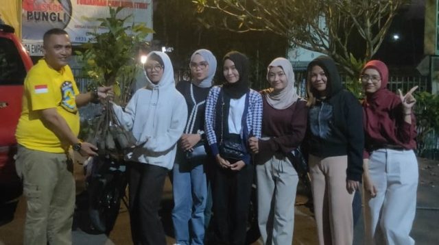 Ketua Umum LSM Dampal Jurig, Irvan Aziz menyerahkan bantuan tahap pertama berupa 500 bibit pohon kepada Pemerintah Desa Sasagaran Kecamatan Kebonpedes dan perwakilan mahasiswa Kuliah Kerja Nyata (KKN) Universitas Pasim Sukabumi.