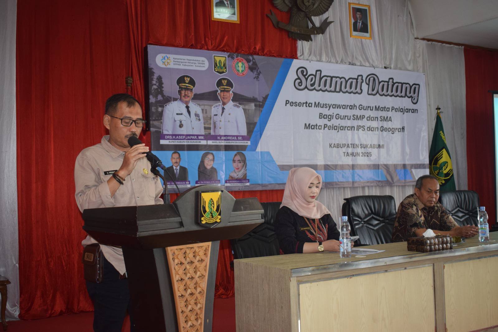 Kadis Pengendalian Penduduk dan Keluarga Berencana Kabupaten Sukabumi Uus Firdaus membuka Musyawarah Guru Mata Pelajaran Bagi Guru SMP dan SMA mata Pelajaran IPS dan Geografi Kabupaten Sukabumi, Kamis (24//04/2025) di Pendopo Sukabumi.