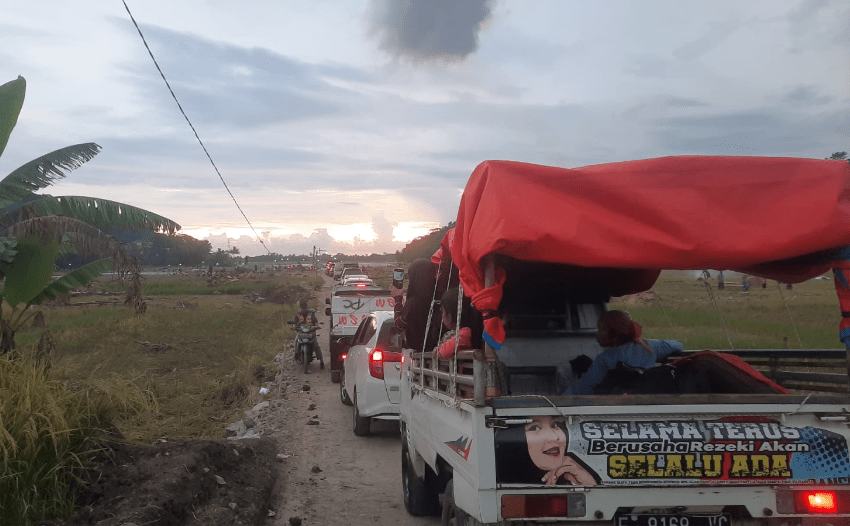 Air datang mendadak dengan volume yang besar, menyebabkan arus lalu lintas dari arah kiara dua menuju Palabuhanratu dan sebaliknya tersendat parah. Antrean kendaraan pun mengular hingga ke kawasan Simpenan.