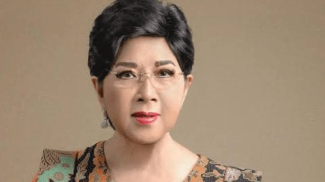 Almarhumah Titiek Puspa adalah legenda musisi senior Indonesia yang memiliki nama asli Sudarwati, kemudian dikenal sebagai Kadarwati, lahir pada 1 November 1937 di Tanjung, Kalimantan Selatan.