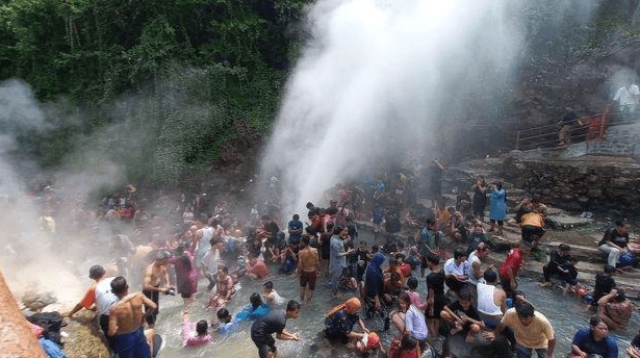 Jumlah kunjungan wisatawan ke objek wisata yang dikelola Pemerintah Kabupaten Sukabumi pada libur Lebaran 2025 kemarin, sementara tercatat telah melebihi setengah juta lebih atau 550 ribu orang. Kepala Dinas Pariwisata Kabupaten Sukabumi, Sendi Apriadi, mengungkapkan bahwa angka ini menunjukkan antusiasme yang tinggi dari masyarakat terhadap destinasi wisata lokal yang ada di wilayah Kabupaten Sukabumi.