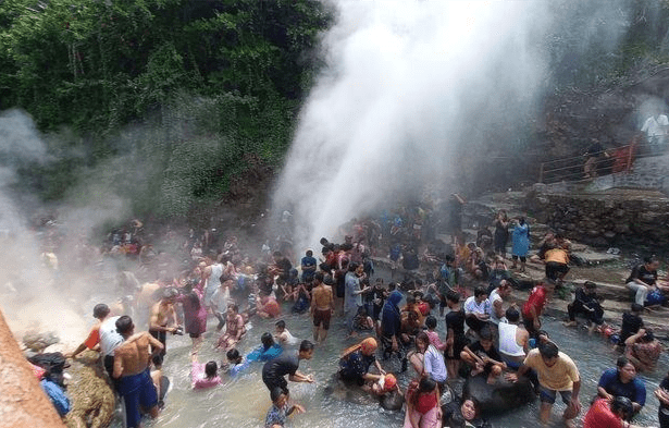 Jumlah kunjungan wisatawan ke objek wisata yang dikelola Pemerintah Kabupaten Sukabumi pada libur Lebaran 2025 kemarin, sementara tercatat telah melebihi setengah juta lebih atau 550 ribu orang. Kepala Dinas Pariwisata Kabupaten Sukabumi, Sendi Apriadi, mengungkapkan bahwa angka ini menunjukkan antusiasme yang tinggi dari masyarakat terhadap destinasi wisata lokal yang ada di wilayah Kabupaten Sukabumi.