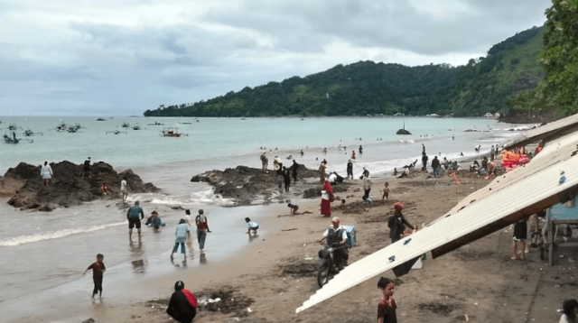Memasuki hari ketiga libur Lebaran 2025, kawasan wisata Palabuhanratu dan Cisolok, Kabupaten Sukabumi, mulai dipadati wisatawan dari berbagai daerah. Pantai-pantai ikonik serta objek wisata alam di dua destinasi tersebut menjadi magnet bagi pengunjung yang ingin menghabiskan libur panjang.