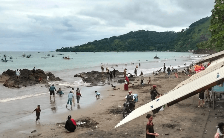 Memasuki hari ketiga libur Lebaran 2025, kawasan wisata Palabuhanratu dan Cisolok, Kabupaten Sukabumi, mulai dipadati wisatawan dari berbagai daerah. Pantai-pantai ikonik serta objek wisata alam di dua destinasi tersebut menjadi magnet bagi pengunjung yang ingin menghabiskan libur panjang.