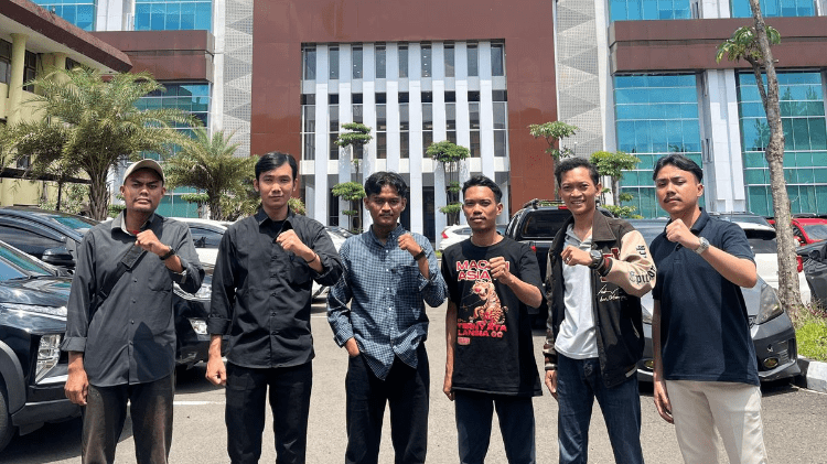 Kelompok mahasiswa yang tergabung dalam Sukabumi melawan, melakukan aduan pelaporan kepada Polda Jawa Barat pada Senin (14/4/2025).