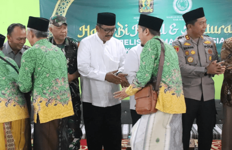 Bupati Sukabumi H.Asep Japar didampingi Sekda H. Ade Suryaman menghadiri Halal Bihalal MUI Kabupaten Sukabumi 1446 H di Gedung Islamic Centre Cisaat Sukabumi, Selasa 15 April 2025.