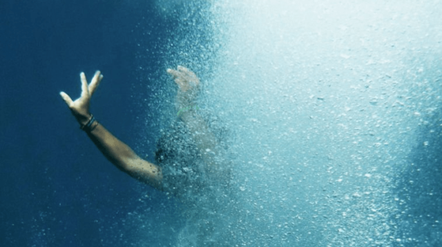 Seorang siswa Madrasah Ibtidaiyah (MI) Nurul Hidayah bernama Guntur Nur Sejati (9), warga Kampung Cijagung RT 05/07, dilaporkan tenggelam saat berenang di Sungai Leuwi Curug, Desa Bojonggaling, Kecamatan Bantargadung, Kabupaten Sukabumi.