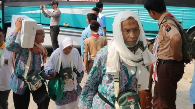 Kepala Seksi Penyelenggara Haji dan Umrah (PHU) Kementerian Agama Kabupaten Sukabumi, Abdul Manan, menyampaikan persiapan pelaksanaan ibadah haji tahun 2025 di Kabupaten Sukabumi telah mencapai sekitar 80 persen. Manan menjelaskan bahwa keputusan resmi mengenai kuota haji masih menunggu ketetapan dari Menteri Agama. Sementara itu, penunjukan Tim Petugas Haji Daerah (TPHD) tingkat provinsi akan ditentukan oleh Gubernur, dan TPHD di tingkat kabupaten masih menunggu keputusan dari Bupati. "Jumlah calon jemaah haji dari Kabupaten Sukabumi diprediksi mencapai 1.624 orang. Estimasi ini mencakup jemaah berdasarkan nomor antrean pendaftaran serta jemaah haji yang masuk kategori lanjut usia,"ujarnya.