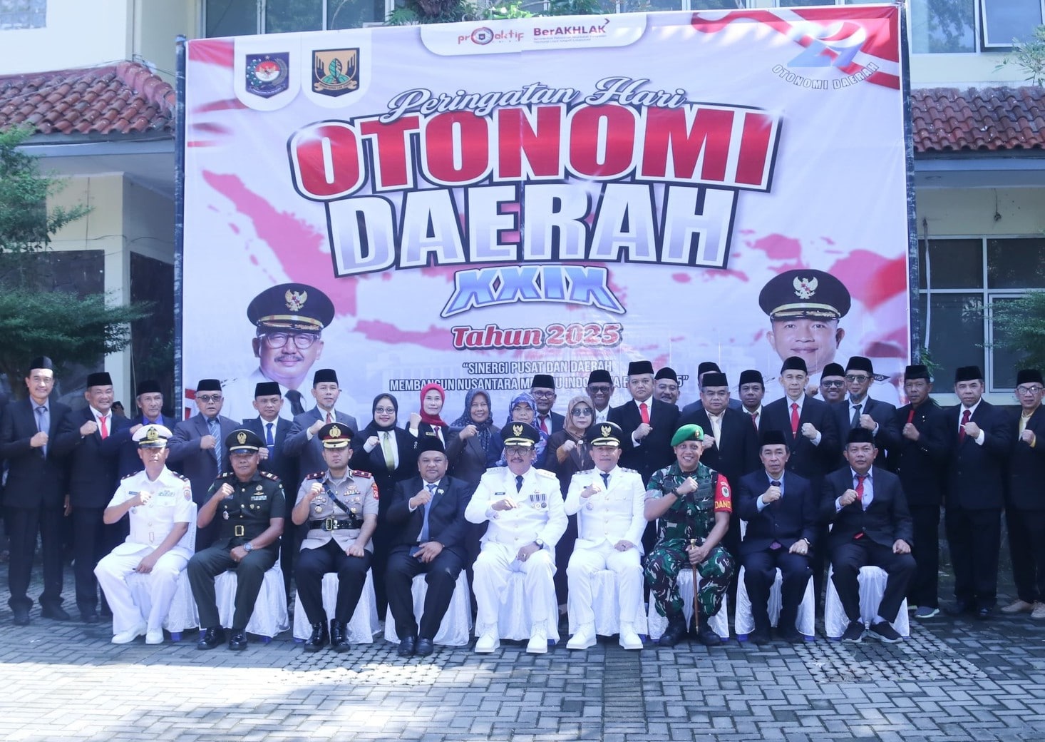Pemerintah Kabupaten Sukabumi menggelar upacara peringatan Hari Otonomi Daerah (Otda) ke-29 pada Jumat (25/4/2025) di Halaman Parkir Sekretariat Daerah, Palabuhanratu. Bertindak sebagai inspektur upacara, Bupati Sukabumi H. Asep Japar membacakan amanat Menteri Dalam Negeri RI, Tito Karnavian.