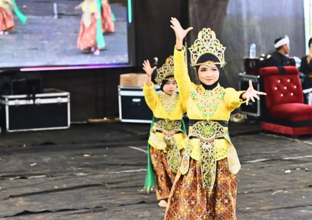 Mentari belum tinggi saat riuh suara gamelan dan aroma kemenyan menyambut pagi di Kampung C ilodor, Desa Cipeteuy Kecamatan Kabandungan Kabupaten Sukabumi. Di tengah rindangnya pepohonan dan dinginnya udara pegunungan, ratusan warga berkumpul dalam sebuah perhelatan sacral Bernama Sedekah Bumi. Sebuah ritual warisan leluhur yang kembali digelar pada Minggu, 20 April 2025.