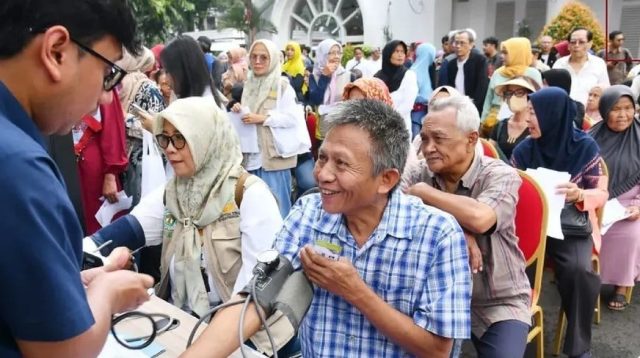 Pemerintah Provinsi Jawa Barat resmi mengumumkan langkah efisiensi APBD Tahun 2025 yang menghasilkan penghematan anggaran sebesar Rp5,1 triliun. Dana tersebut dialokasikan kembali ke sektor-sektor prioritas demi mendukung pembangunan yang berkelanjutan dan peningkatan kesejahteraan masyarakat. Sekda Provinsi Jawa Barat, Herman Suryatman, menjelaskan bahwa efisiensi anggaran dilakukan berdasarkan Instruksi Presiden Nomor 1 Tahun 2025 serta Surat Edaran Mendagri Nomor 900/833/SJ.