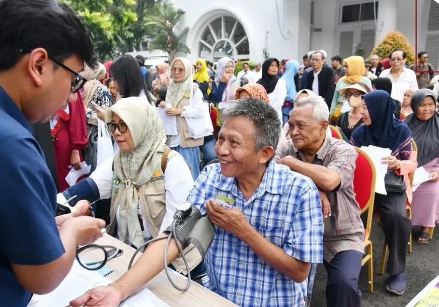 Pemerintah Provinsi Jawa Barat resmi mengumumkan langkah efisiensi APBD Tahun 2025 yang menghasilkan penghematan anggaran sebesar Rp5,1 triliun. Dana tersebut dialokasikan kembali ke sektor-sektor prioritas demi mendukung pembangunan yang berkelanjutan dan peningkatan kesejahteraan masyarakat. Sekda Provinsi Jawa Barat, Herman Suryatman, menjelaskan bahwa efisiensi anggaran dilakukan berdasarkan Instruksi Presiden Nomor 1 Tahun 2025 serta Surat Edaran Mendagri Nomor 900/833/SJ.