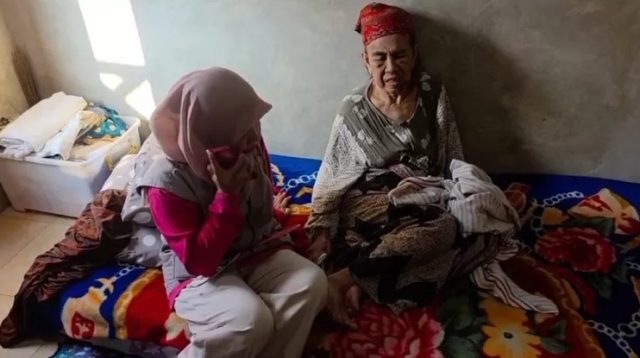 Seorang nenek berusia 76 tahun, Asyah, warga Desa Bunikasih, Kecamatan Warungkondang, Kabupaten Cianjur, mengalami transmisi brutal setelah aslinya diceritakan sebagai seorang anak. Peristiwa yang memilik itu terjadi pada Minggu siang (4/5/2025), saat Asyah baru pulang dari Sukabumi setelah mencairkan dana pensiun almarhum suaminya. Insiden bermula saat Asyah yang kesulitan berjalan di medan jalan menanjak, meminta bantuan seorang anak untuk membimbingnya. Namun di tengah perjalanan, anak itu berlari meninggalkannya. Tidak lama kemudian, seorang warga mencurigai suatu tuduhan yang memicu reaksi massal.