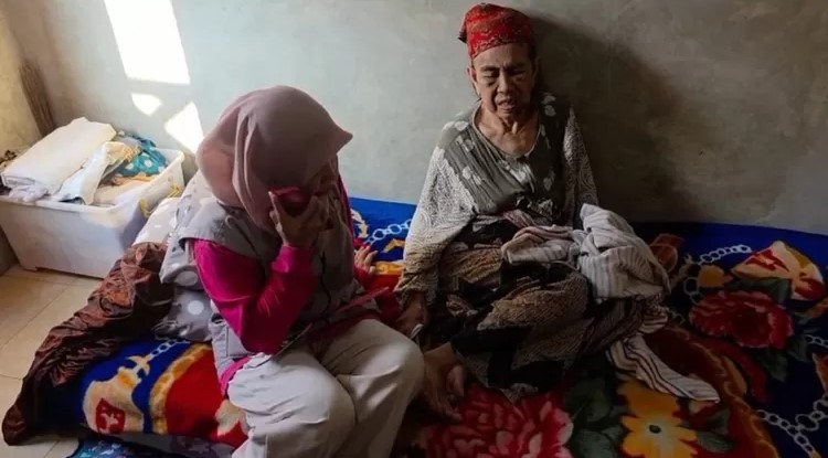 Seorang nenek berusia 76 tahun, Asyah, warga Desa Bunikasih, Kecamatan Warungkondang, Kabupaten Cianjur, mengalami transmisi brutal setelah aslinya diceritakan sebagai seorang anak. Peristiwa yang memilik itu terjadi pada Minggu siang (4/5/2025), saat Asyah baru pulang dari Sukabumi setelah mencairkan dana pensiun almarhum suaminya. Insiden bermula saat Asyah yang kesulitan berjalan di medan jalan menanjak, meminta bantuan seorang anak untuk membimbingnya. Namun di tengah perjalanan, anak itu berlari meninggalkannya. Tidak lama kemudian, seorang warga mencurigai suatu tuduhan yang memicu reaksi massal.