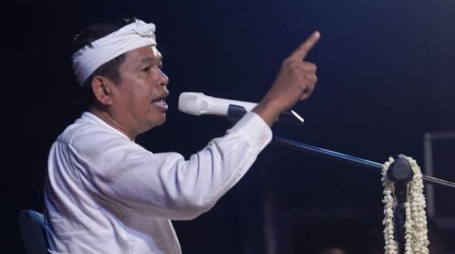 Program pendidikan militer bagi pelajar yang dianggap bermasalah resmi dimulai di Jawa Barat pada Kamis (1/5/2025). Sebanyak 39 siswa dari Kabupaten Purwakarta yang kerap melakukan pelanggaran dikirim untuk mengikuti pelatihan di Resimen Artileri Med, Batalyon Ar Program ini merupakan inisiatif Gubernur Jawa Barat, Dedi Mulyadi , sebagai solusi untuk membangun karakter .