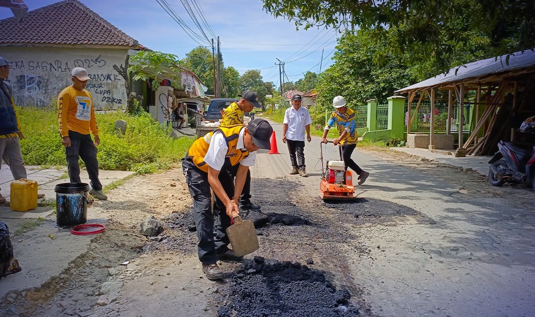 Kepala UPTD PU Wilayah Jampangkulon, Rudi AB, menjelaskan bahwa penanganan tambal sulam ini mencakup area sekitar 50 meter persegi. "Meski bersifat sementara, ini langkah penting untuk menjaga keselamatan pengguna jalan," katanya saat ditem Ruas jalan yang diperbaiki merupakan bagian dari segmen sepanjang 500 meter yang masuk dalam wilayah pemeliharaan rutin UPTD. Menurut Rudi, lubang-lubang tersebut muncul akibat curah hujan tinggi dan beban kendaraan berat yang melintasi jalur tersebut secara intensif.