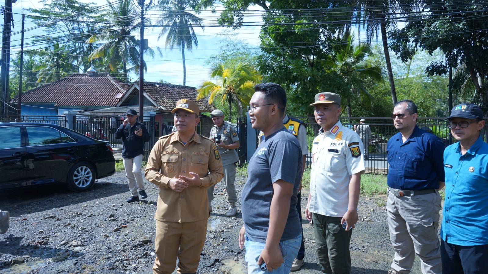 Hujan lebat yang mengguyur kawasan Palabuhanratu beberapa hari terakhir mengakibatkan meluapnya aliran sungai di Kampung Cileungsi, Desa Citarik. Dampak dari luapan tersebut menyebabkan tertampungnya udara yang cukup parah hingga merendam Jalan Nasional diMenangapi kejadian ini, Wakil Bupati Sukabumi, H. Andreas, turun langsung ke lokasi pada Selasa (27/5/2025) untuk menyatukan kondisi dan dampak larangan.