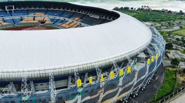 Setelah pertandingan pamungkas Persib Bandung melawan Persis Solo di Stadion GBLA, Sabtu (24/5), beberapa oknum bobotoh melakukan tindakan yang tidak terpuji. Mereka merusak fasilitas stadion dengan mencabut rumput dan menggunting jala gawang. Pertandingan tersebut juga menjadi ajang penyerahan piala kepada Persib sebagai juara Liga 1 2024/2025. Namun, euforia kemenangan tersebut berubah menjadi kekecewaan ketika oknum bobotoh melakukan tindakan yang tidak bertanggung jawab.