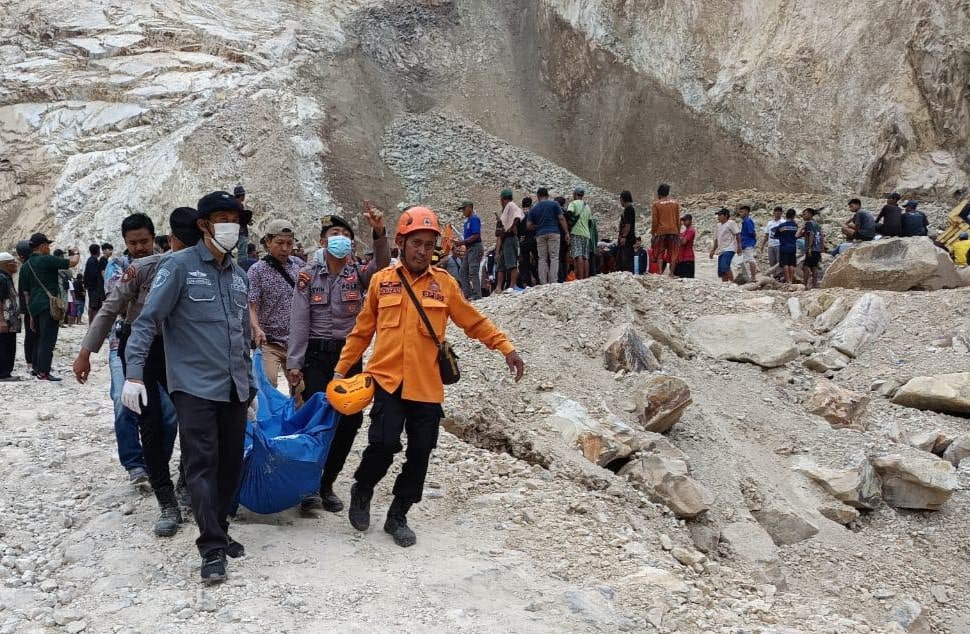 Tim gabungan pencarian dan pertolongan (SAR) kembali berhasil menemukan tiga jenazah korban longsor di area tambang galian C, Gunung Kuda, Desa Cipanas, Kecamatan Dukupuntang, Kabupaten Cirebon, Jawa Barat, pada Jumat pagi (30/5/2025).