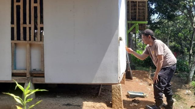 Bripka Luthfi, Polisi Sukabumi yang Sisihkan Gaji Demi Bangun Musolah di Pelosok Gegerbitung