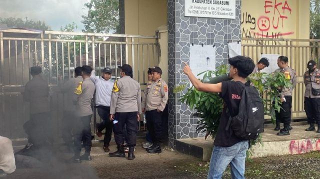 Aliansi Mahasiswa Merdeka (AMM) menyoroti lambannya respons Dinas Pendidikan (Disdik) Kabupaten Sukabumi terhadap laporan masyarakat terkait dugaan pungutan liar (pungli) dan berbagai persoalan pendidikan lainnya.
