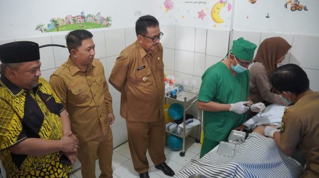 Pemerintah Kabupaten Sukabumi resmi meluncurkan program pelayanan kesehatan gratis di seluruh Puskesmas, Senin (5/5/2025). Peluncuran dilakukan oleh Bupati Sukabumi, H. Asep Japar, bersama Wakil Bupati H. Andreas di Puskesmas Cikidang.