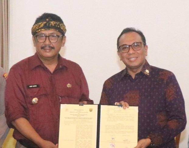 Pemerintah Kabupaten Sukabumi resmi menandatangani kesepakatan bersama dengan Pengurus Daerah Ikatan Notaris Indonesia (Pengda INI) Kabupaten Sukabumi. Langkah ini diambil untuk mempercepat legalitas pendirian Koperasi Desa/Kelurahan Merah Putih, Selasa (27/5/2025) di Pendopo Sukabumi. Dorong Perekonomian Desa Lewat Koperasi Merah Putih Bupati Sukabumi H. Asep Japar menegaskan bahwa kesepakatan ini menjadi bagian penting dari program pembangunan daerah sekaligus memperkuat aspek hukum dalam pembentukan koperasi. Targetnya, seluruh koperasi Merah Putih di desa dan kelurahan sudah memiliki akta notaris pada Juni mendatang.