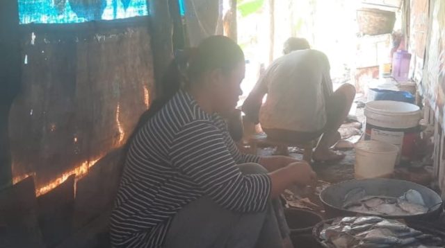 Luka duka keluarga korban pengeroyokan berdarah di Simpenan, Kabupaten Sukabumi, belum juga sembuh. Setelah Suherlan alias Samson (33) tewas secara tragis usai dikeroyok massa pada 21 Februari 2025 lalu, kini sang adik justru menjadi korban intimidasi yang diduga dilakukan oleh salah satu pelaku yang berstatus tahanan kota. Firli, adik kandung mendiang Samson, mengaku mendapat perlakuan tidak manusiawi dari salah satu tersangka. Peristiwa tersebut terjadi saat ia hendak menggunakan fasilitas umum di sekitar permukiman. “Saya mau ke WC umum, tiba-tiba dipanggil dan dihina. Katanya, ‘anjing, monyet, masih aja tinggal di sini, ngapain ke air di sini?’ Saya diam saja, tapi dia terus maki-maki,” ujar Firli, Jumat (2/5/2025).