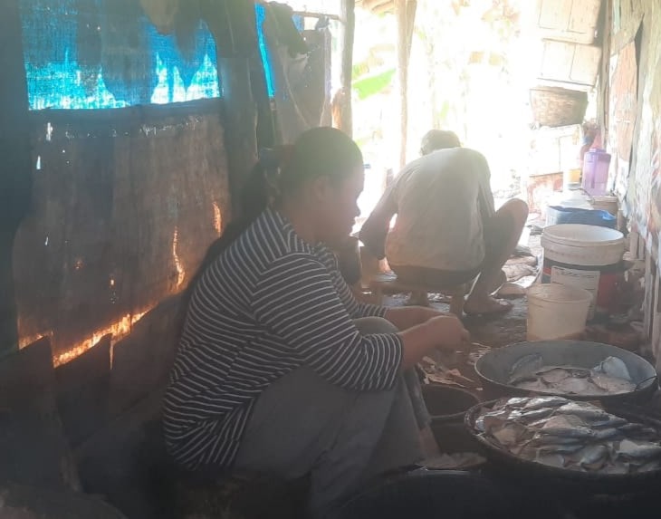 Luka duka keluarga korban pengeroyokan berdarah di Simpenan, Kabupaten Sukabumi, belum juga sembuh. Setelah Suherlan alias Samson (33) tewas secara tragis usai dikeroyok massa pada 21 Februari 2025 lalu, kini sang adik justru menjadi korban intimidasi yang diduga dilakukan oleh salah satu pelaku yang berstatus tahanan kota. Firli, adik kandung mendiang Samson, mengaku mendapat perlakuan tidak manusiawi dari salah satu tersangka. Peristiwa tersebut terjadi saat ia hendak menggunakan fasilitas umum di sekitar permukiman. “Saya mau ke WC umum, tiba-tiba dipanggil dan dihina. Katanya, ‘anjing, monyet, masih aja tinggal di sini, ngapain ke air di sini?’ Saya diam saja, tapi dia terus maki-maki,” ujar Firli, Jumat (2/5/2025).