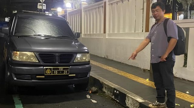 Aksi pencurian sepeda motor kembali terjadi di Sukabumi, kali ini dengan lokasi yang mengejutkan. Sepeda motor milik jurnalis CNN Indonesia, Anza Suseno, hilang dicuri saat terparkir di halaman Markas Kepolisian Resor (Mapolres) Sukabumi Kota pada Rabu (14/