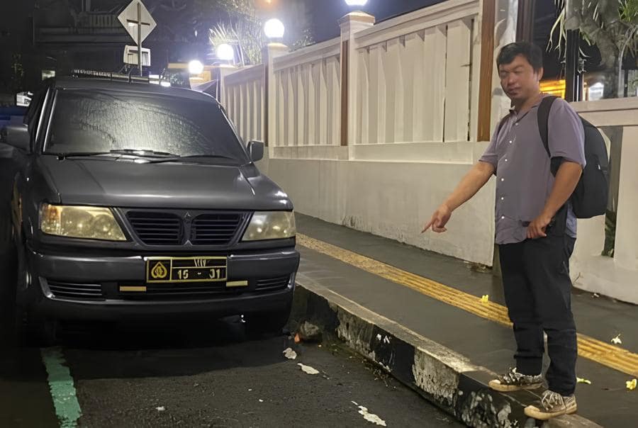 Aksi pencurian sepeda motor kembali terjadi di Sukabumi, kali ini dengan lokasi yang mengejutkan. Sepeda motor milik jurnalis CNN Indonesia, Anza Suseno, hilang dicuri saat terparkir di halaman Markas Kepolisian Resor (Mapolres) Sukabumi Kota pada Rabu (14/