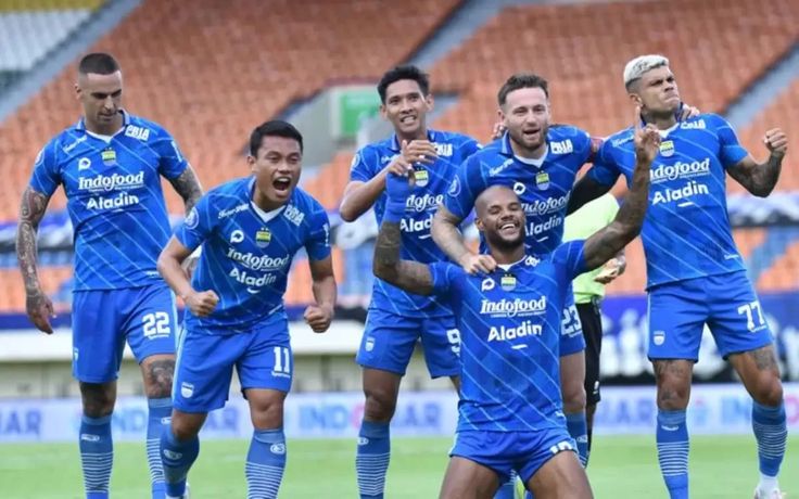 Persaingan sengit di kompetisi BRI Liga 1 2024/2025 akhirnya mengerucut. Persib Bandung resmi mengunci gelar juara musim ini setelah hasil imbang antara Persik Kediri dan Persebaya Surabaya memastikan keunggulan poin yang tak terkejar. Sementara di papan bawah, PSIS Semarang semakin tenggelam dalam keterpurukan.