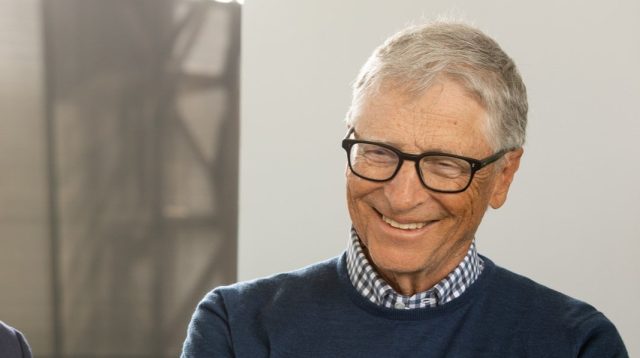 etelah pertemuan di Istana Merdeka, Prabowo dan Bill Gates dijadwalkan meninjau langsung pelaksanaan program MBG di SDN Jati 03 Pulo Gadung, Jakarta Timur, sekitar pukul 10.00 WIB. Kunjungan ini bertujuan untuk melihat implementasi program secara nyata dan mendiskusikan potensi kerja sama lebih lanjut dalam bidang kesehatan dan nutrisi anak . Program MBG sendiri merupakan inisiatif pemerintah untuk menyediakan makanan bergizi gratis kepada anak-anak sekolah di seluruh Indonesia, dengan tujuan mengatasi masalah stunting, meningkatkan kualitas pendidikan, dan memperkuat ketahanan pangan nasional.