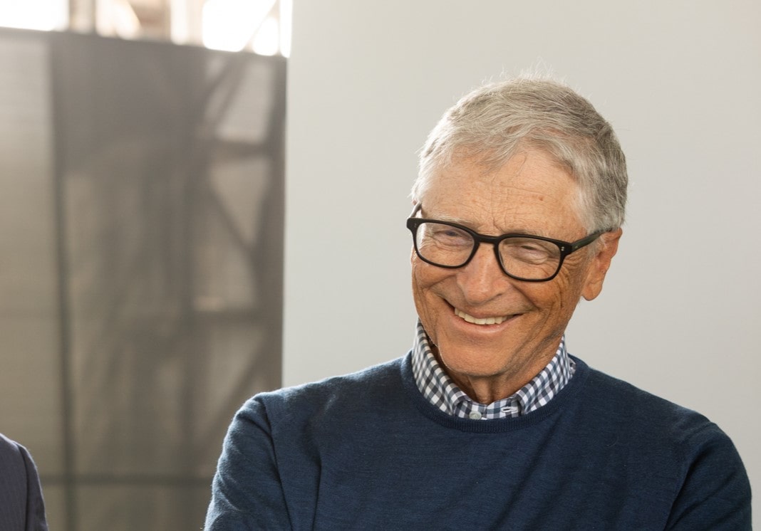 etelah pertemuan di Istana Merdeka, Prabowo dan Bill Gates dijadwalkan meninjau langsung pelaksanaan program MBG di SDN Jati 03 Pulo Gadung, Jakarta Timur, sekitar pukul 10.00 WIB. Kunjungan ini bertujuan untuk melihat implementasi program secara nyata dan mendiskusikan potensi kerja sama lebih lanjut dalam bidang kesehatan dan nutrisi anak . Program MBG sendiri merupakan inisiatif pemerintah untuk menyediakan makanan bergizi gratis kepada anak-anak sekolah di seluruh Indonesia, dengan tujuan mengatasi masalah stunting, meningkatkan kualitas pendidikan, dan memperkuat ketahanan pangan nasional.