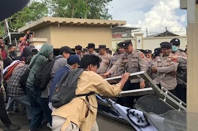 Puluhan mahasiswa dari Aliansi Mahasiswa Petani (AMP) Jawa Barat menggelar aksi protes di depan Kantor Agraria dan Tata Ruang/Badan Pertanahan Nasional (ATR/BPN) Kabupaten Sukabumi pada Jumat (16/5/2025).