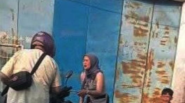 Sebuah insiden mengerikan terjadi di Jalan Sudajaya, Kecamatan Baros, Kota Sukabumi. Seorang ibu berinisial YA (37 tahun) dan anaknya yang masih berusia **10 tahun** menjadi korban **penyiraman air keras oleh orang tak dikenal (OTK) saat sedang mengendarai sepeda motor.