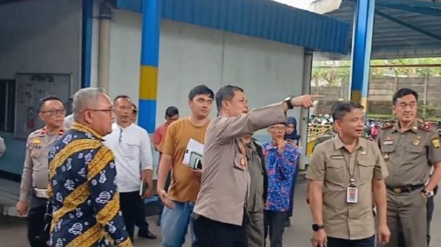 Pemerintah Kabupaten Sukabumi mengancam akan memberikan sanksi administrative sampai penghentian operasional kepada pihak PT. Daihan Global Indonesia jika tidak memenuhi teguran yang telah ditentukan. Ancaman ini ditegaskan apabila pihak PT. Daihan Global Indonesia tidak segera melaksanakan sejumlah rekomendasi atas dampak kemacetan lalu lintas yang ditimbulkan dari aktivitas operasional pabriknya di kawasan Cibadak, Kabupaten Sukabumi tersebut. Kepala Dinas Penanaman Modal Pelayanan Terpadu Satu Pintu (DPMPTSP) Kabupaten Sukabumi, Ali Iskandar mengatakan, teguran ini merupakan hasil tindak lanjut dari pertemuan lintas sektoral yang digelar pada Jumat, 9 Mei 2025 lalu, guna menyikapi keluhan masyarakat. "Berdasarkan hasil peninjauan dan rapat koordinasi, ditemukan sejumlah pelanggaran dan ketidakpatuhan terhadap ketentuan perizinan serta rekomendasi penanganan lalu lintas,"kata Ali Iskandar kepada beritausukabumi.com, belum lama ini.