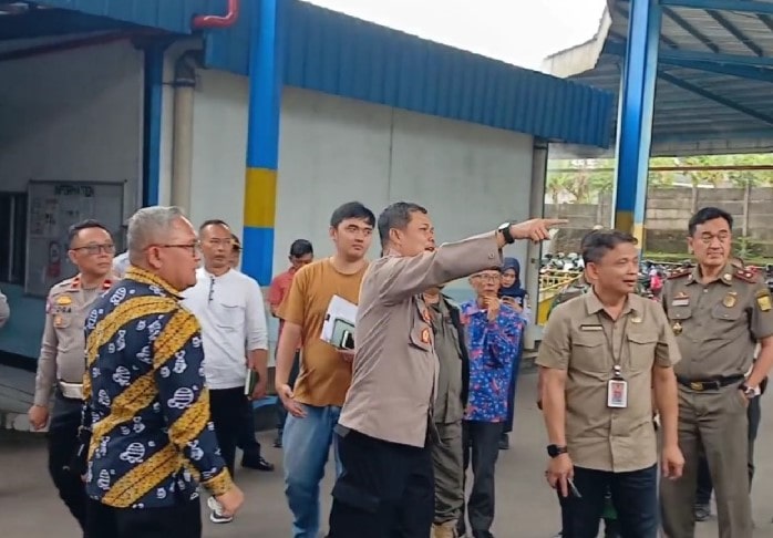 Pemerintah Kabupaten Sukabumi mengancam akan memberikan sanksi administrative sampai penghentian operasional kepada pihak PT. Daihan Global Indonesia jika tidak memenuhi teguran yang telah ditentukan. Ancaman ini ditegaskan apabila pihak PT. Daihan Global Indonesia tidak segera melaksanakan sejumlah rekomendasi atas dampak kemacetan lalu lintas yang ditimbulkan dari aktivitas operasional pabriknya di kawasan Cibadak, Kabupaten Sukabumi tersebut. Kepala Dinas Penanaman Modal Pelayanan Terpadu Satu Pintu (DPMPTSP) Kabupaten Sukabumi, Ali Iskandar mengatakan, teguran ini merupakan hasil tindak lanjut dari pertemuan lintas sektoral yang digelar pada Jumat, 9 Mei 2025 lalu, guna menyikapi keluhan masyarakat. "Berdasarkan hasil peninjauan dan rapat koordinasi, ditemukan sejumlah pelanggaran dan ketidakpatuhan terhadap ketentuan perizinan serta rekomendasi penanganan lalu lintas,"kata Ali Iskandar kepada beritausukabumi.com, belum lama ini.