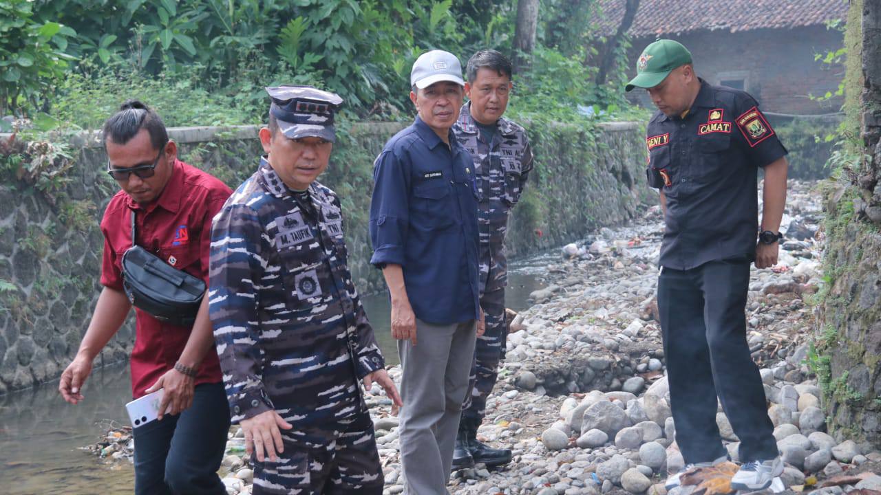 Komandan Pangkalan TNI Angkatan Laut (Danlanal) Bandung, Kolonel Laut (P) Muhamad Taufik, melakukan kunjungan kerja ke Kabupaten Sukabumi sebagai bentuk tanggapan cepat atas serangkaian bencana alam yang melanda wilayah tersebut dalam beberapa bulan terakhir.