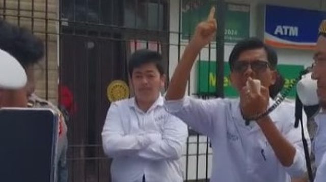 uluhan anggota Organisasi Masyarakat (Ormas) Diaga Muda Indonesia (DMI) menggelar aksi unjuk rasa di depan Kantor Kejaksaan Negeri (Kejari) Kabupaten Sukabumi, Kamis (8/5/2025).